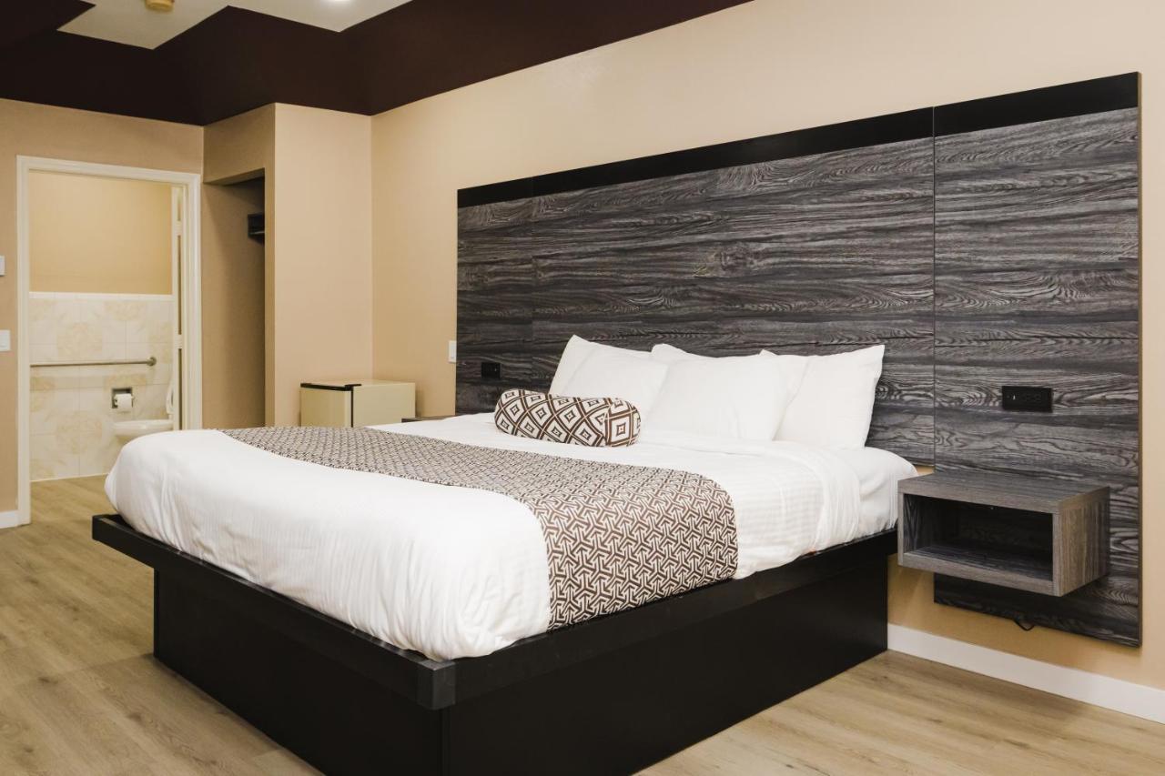 צ'אנלוויו Sapphire Inn & Suites מראה חיצוני תמונה