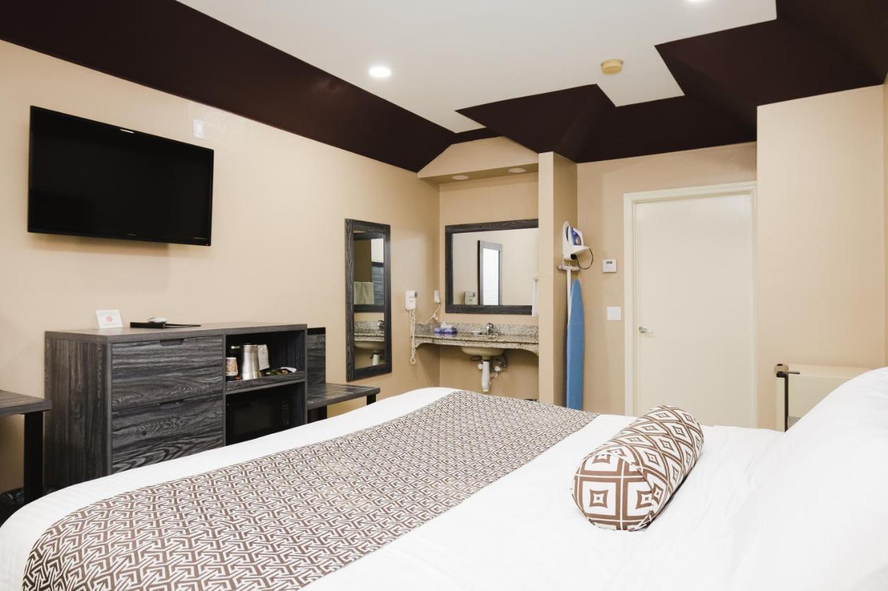 צ'אנלוויו Sapphire Inn & Suites מראה חיצוני תמונה