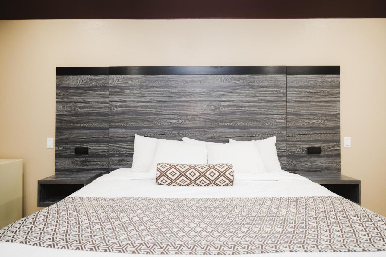 צ'אנלוויו Sapphire Inn & Suites מראה חיצוני תמונה