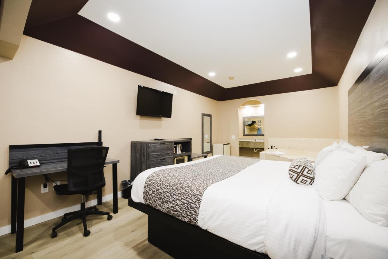 צ'אנלוויו Sapphire Inn & Suites מראה חיצוני תמונה