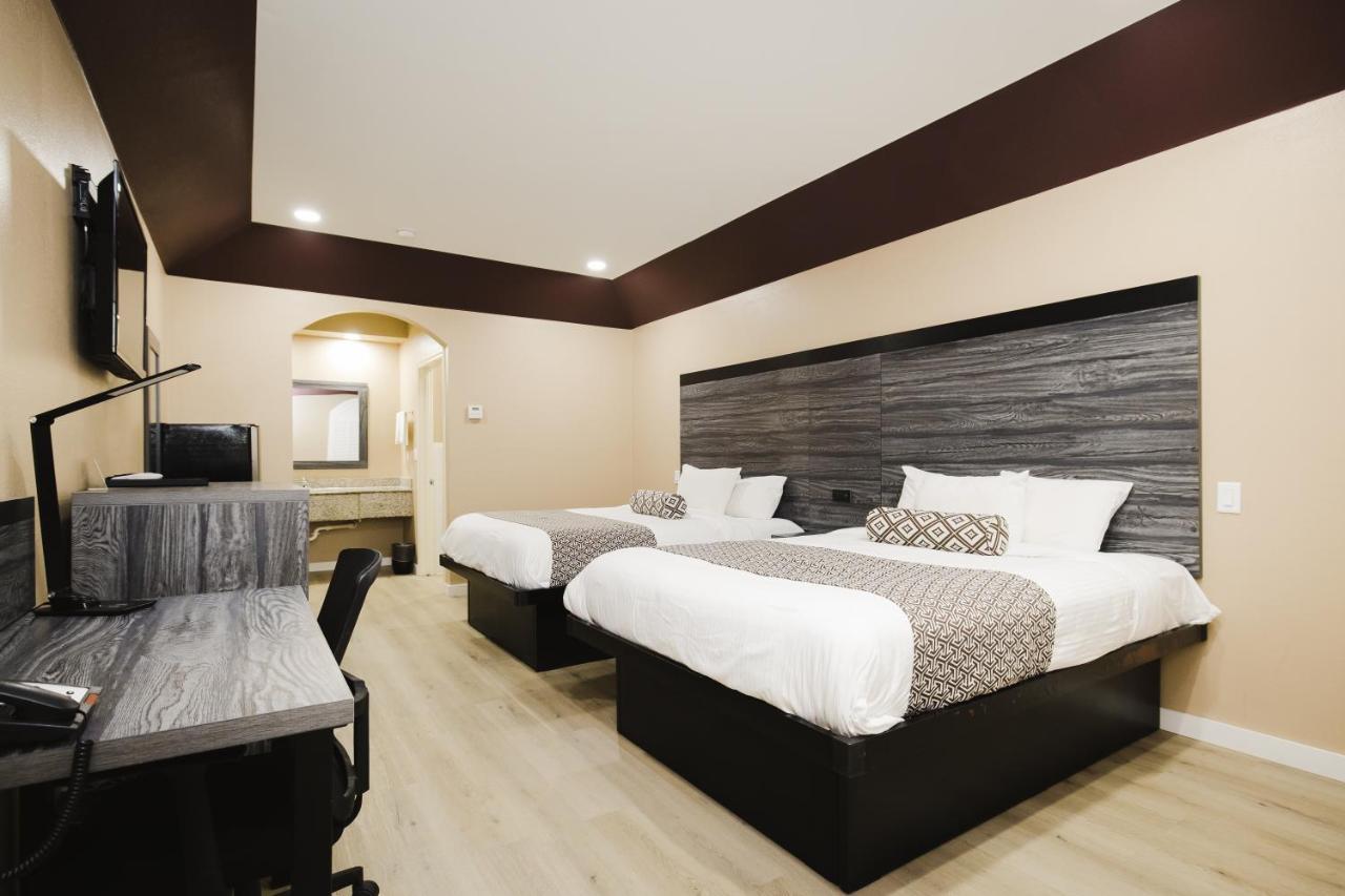 צ'אנלוויו Sapphire Inn & Suites מראה חיצוני תמונה