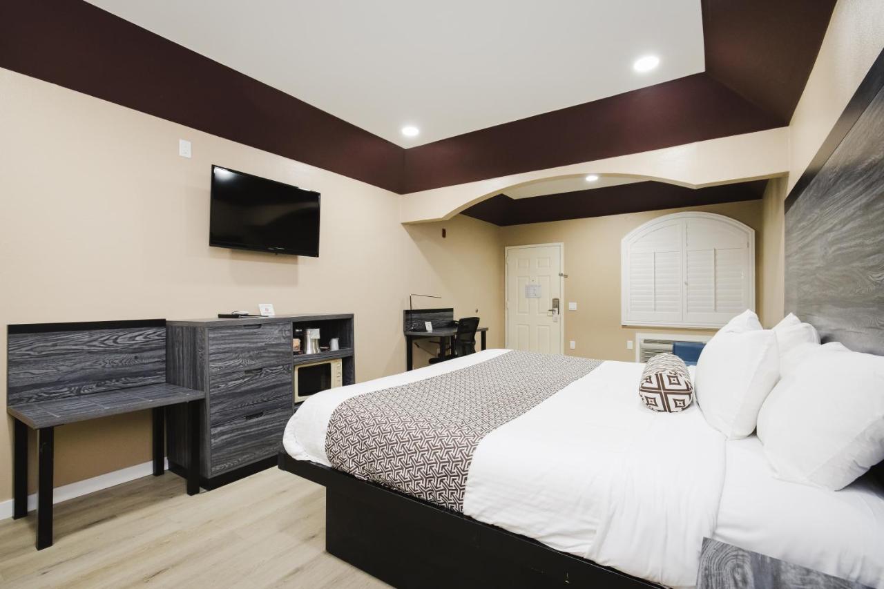 צ'אנלוויו Sapphire Inn & Suites מראה חיצוני תמונה