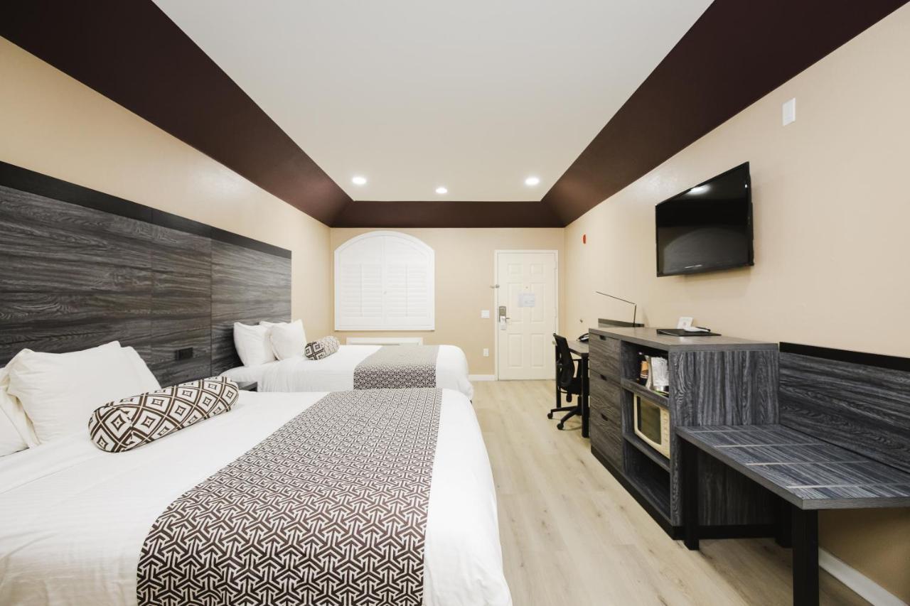 צ'אנלוויו Sapphire Inn & Suites מראה חיצוני תמונה