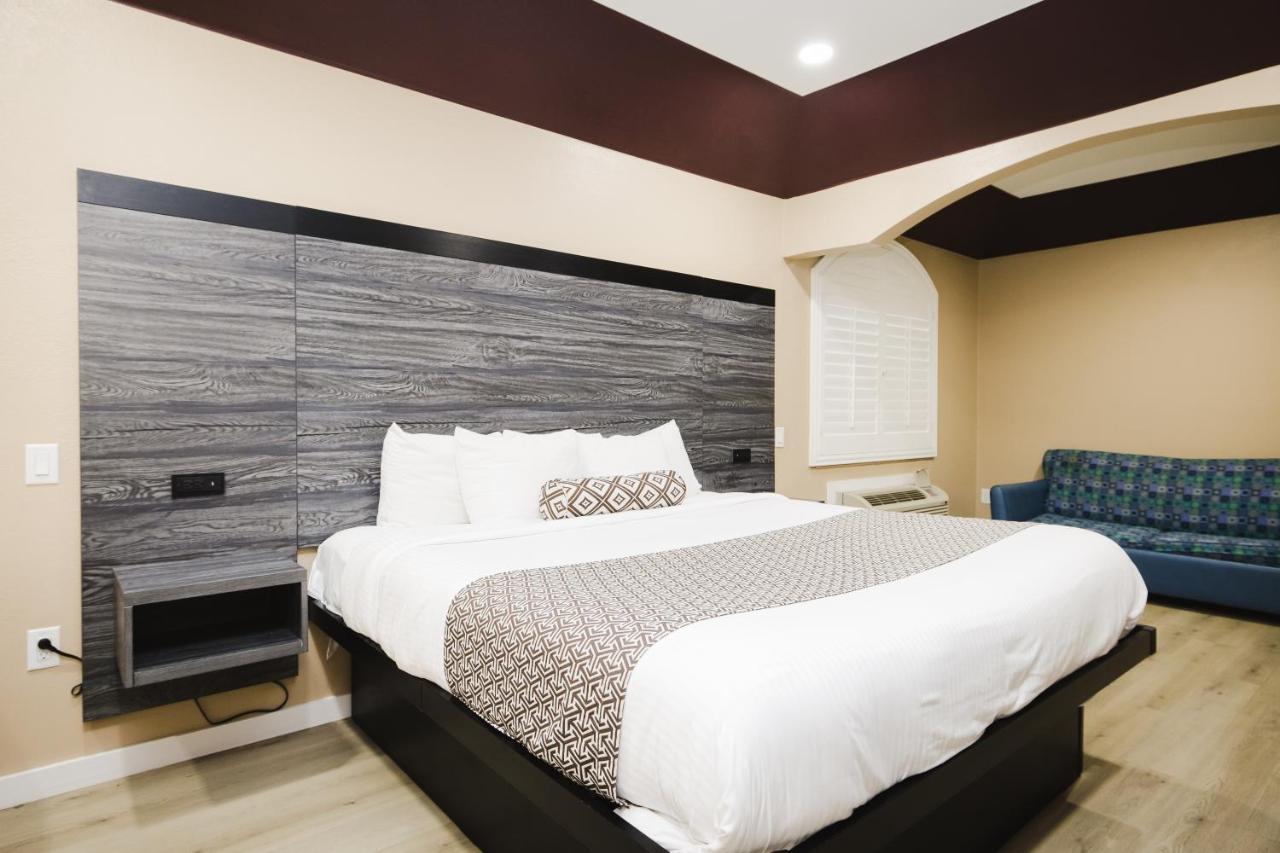 צ'אנלוויו Sapphire Inn & Suites מראה חיצוני תמונה