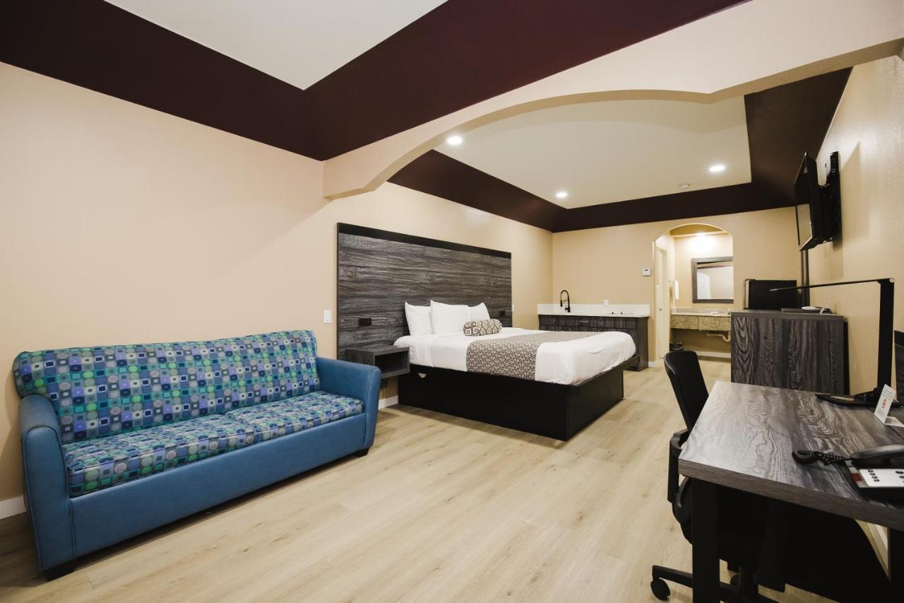 צ'אנלוויו Sapphire Inn & Suites מראה חיצוני תמונה