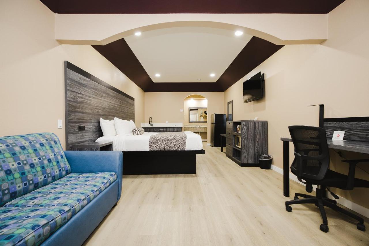 צ'אנלוויו Sapphire Inn & Suites מראה חיצוני תמונה
