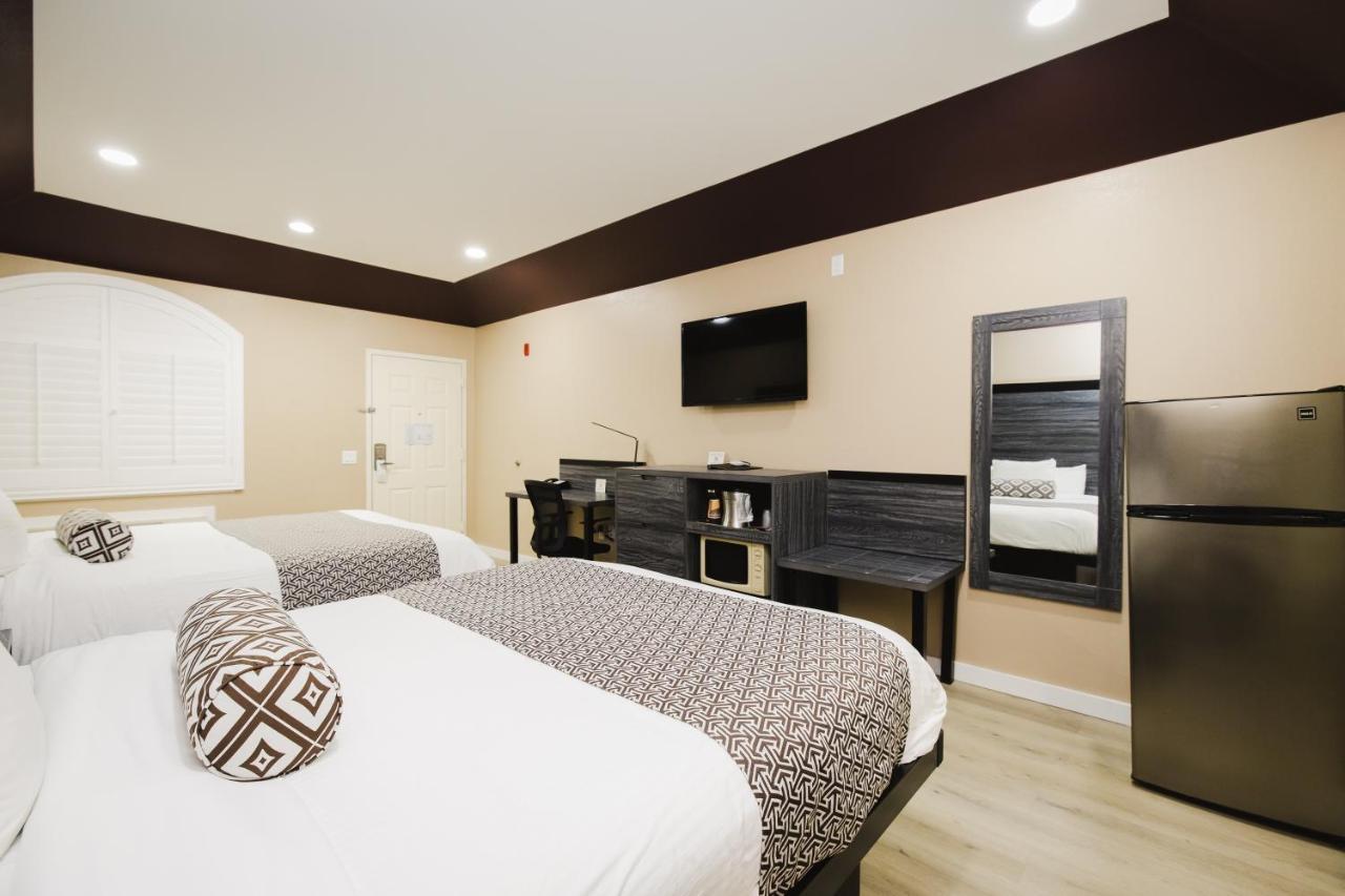 צ'אנלוויו Sapphire Inn & Suites מראה חיצוני תמונה