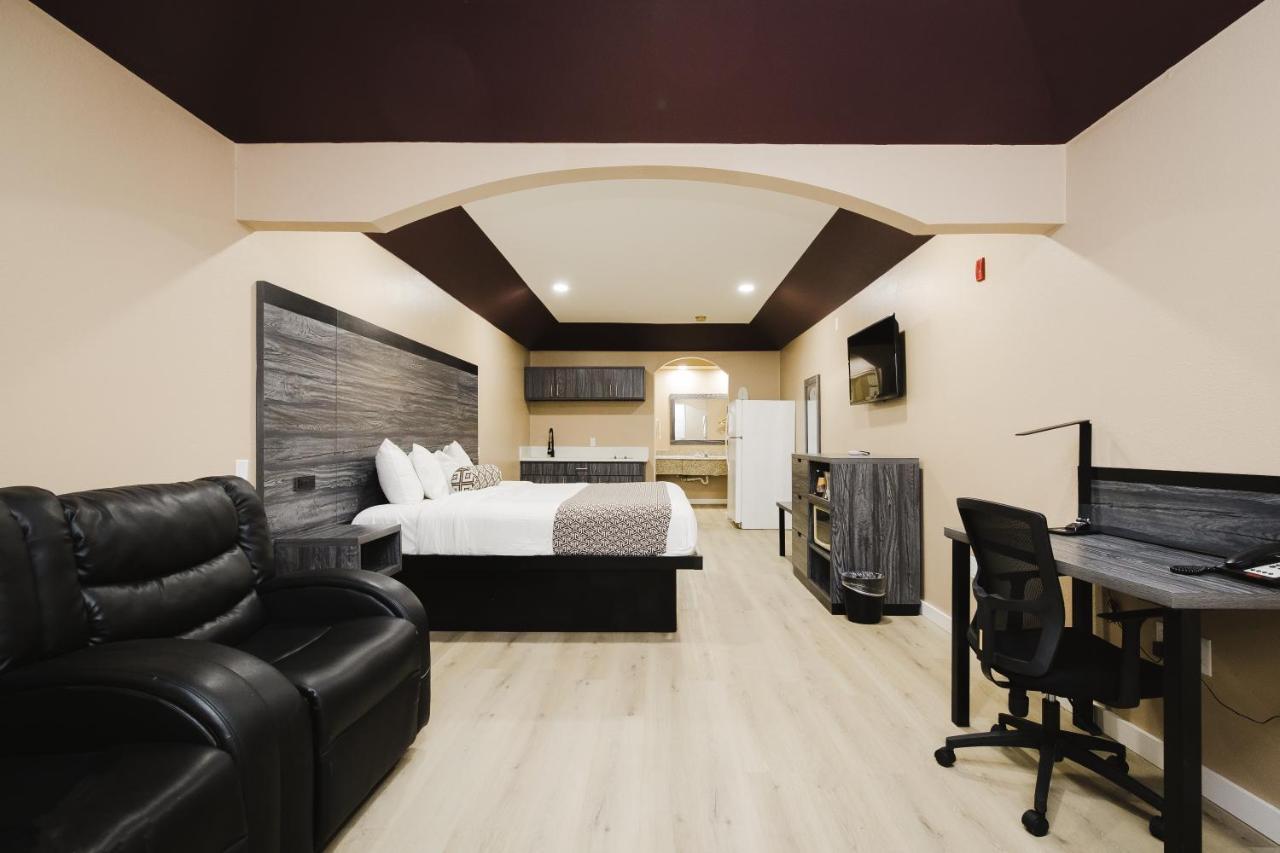צ'אנלוויו Sapphire Inn & Suites מראה חיצוני תמונה