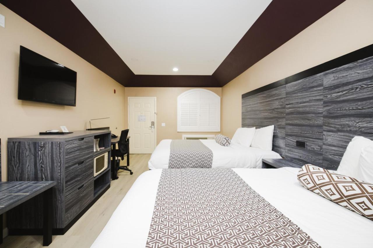 צ'אנלוויו Sapphire Inn & Suites מראה חיצוני תמונה