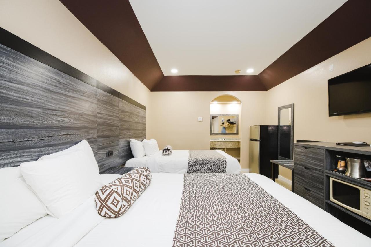צ'אנלוויו Sapphire Inn & Suites מראה חיצוני תמונה