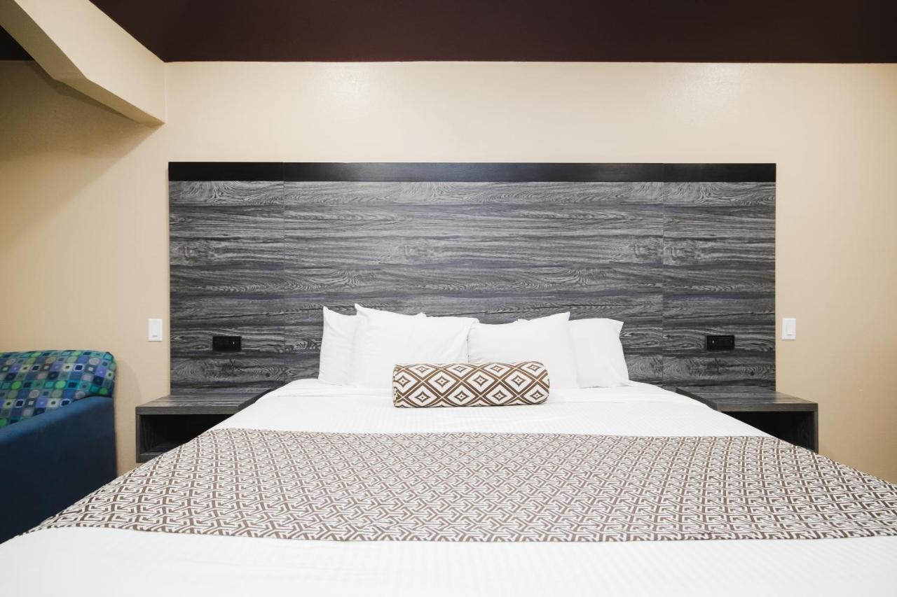 צ'אנלוויו Sapphire Inn & Suites מראה חיצוני תמונה
