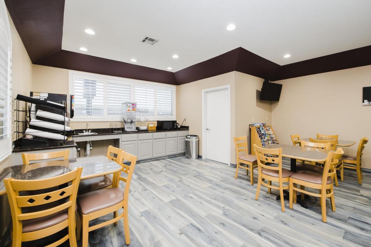 צ'אנלוויו Sapphire Inn & Suites מראה חיצוני תמונה