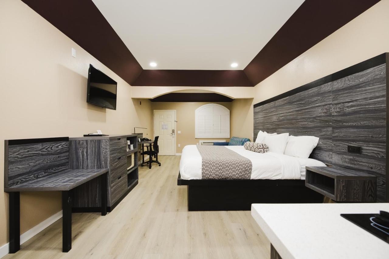צ'אנלוויו Sapphire Inn & Suites מראה חיצוני תמונה