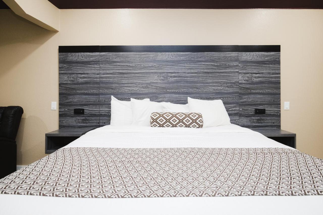 צ'אנלוויו Sapphire Inn & Suites מראה חיצוני תמונה