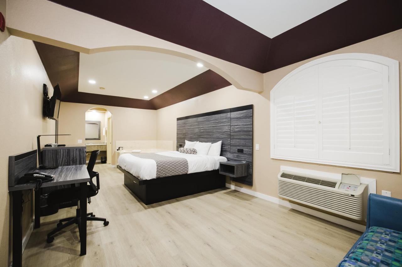 צ'אנלוויו Sapphire Inn & Suites מראה חיצוני תמונה