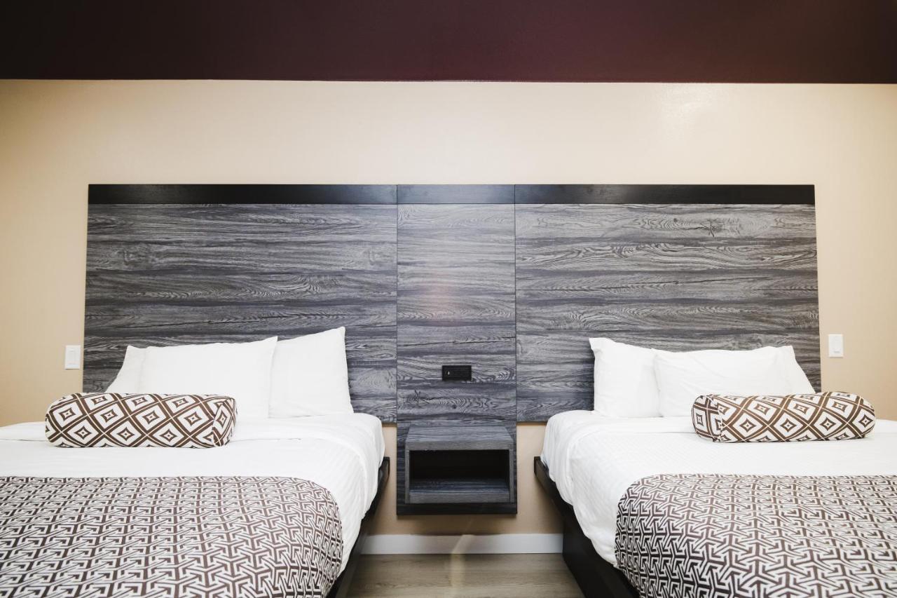 צ'אנלוויו Sapphire Inn & Suites מראה חיצוני תמונה