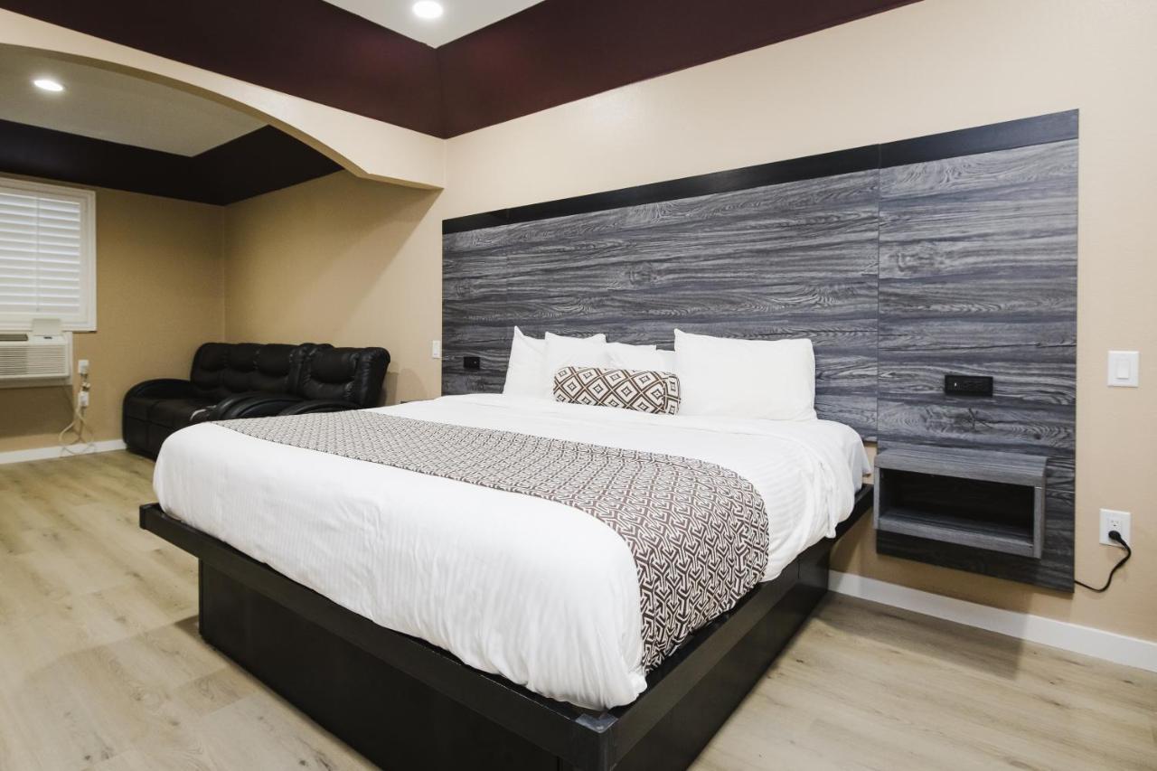 צ'אנלוויו Sapphire Inn & Suites מראה חיצוני תמונה