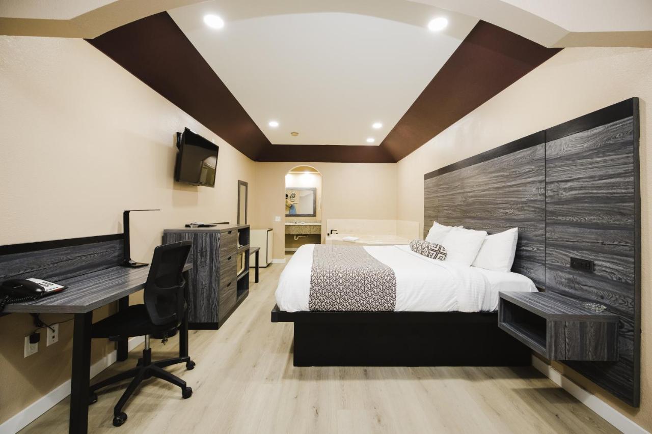 צ'אנלוויו Sapphire Inn & Suites מראה חיצוני תמונה