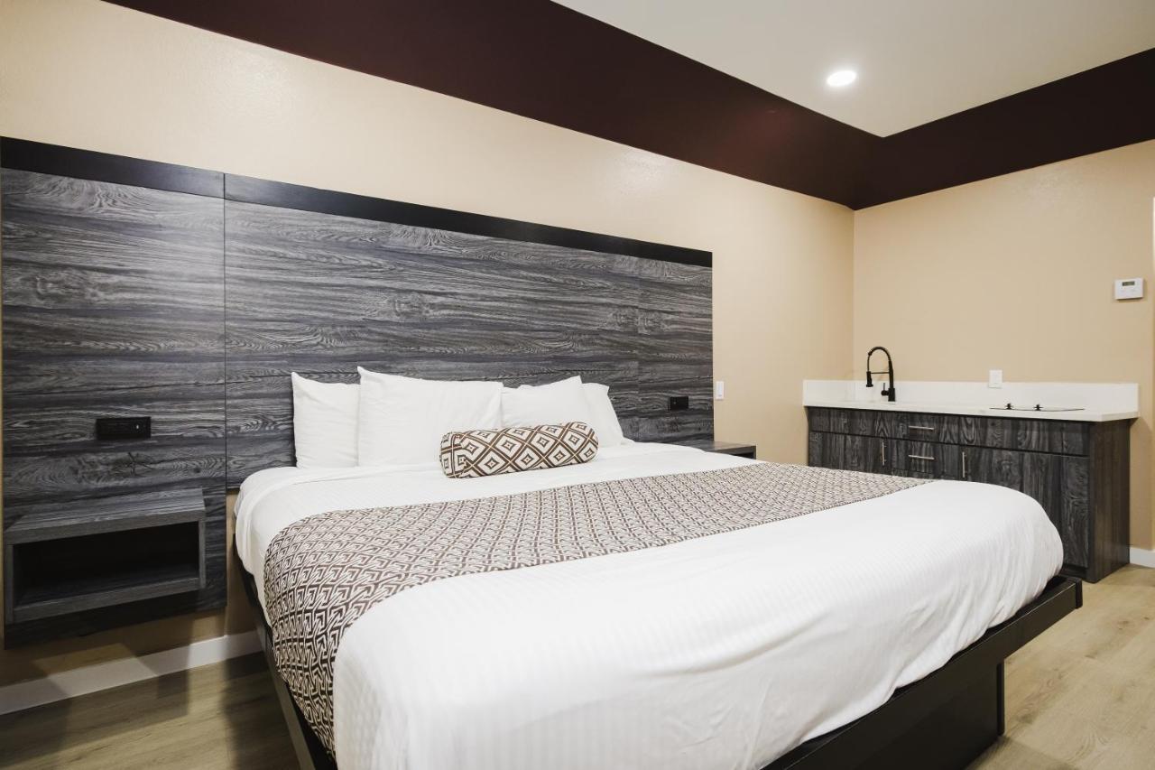 צ'אנלוויו Sapphire Inn & Suites מראה חיצוני תמונה