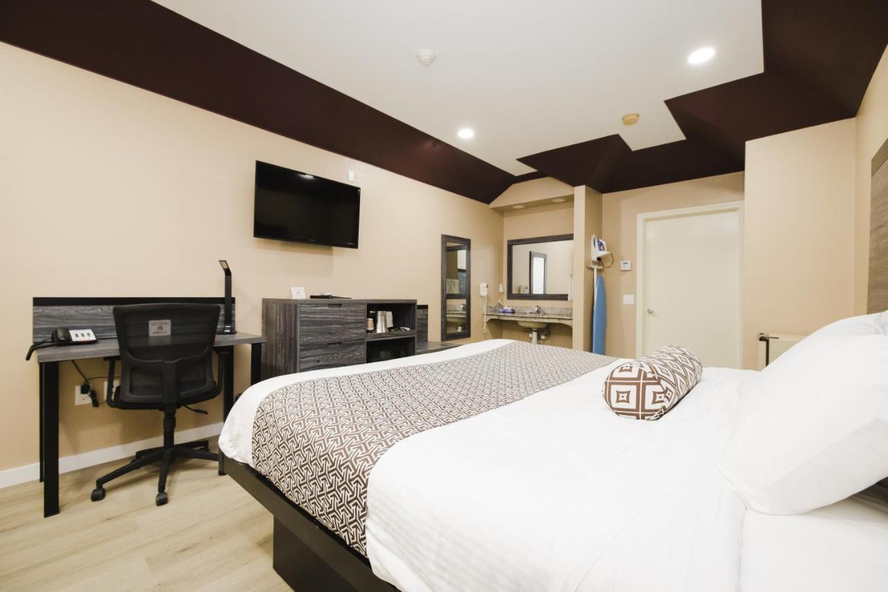 צ'אנלוויו Sapphire Inn & Suites מראה חיצוני תמונה