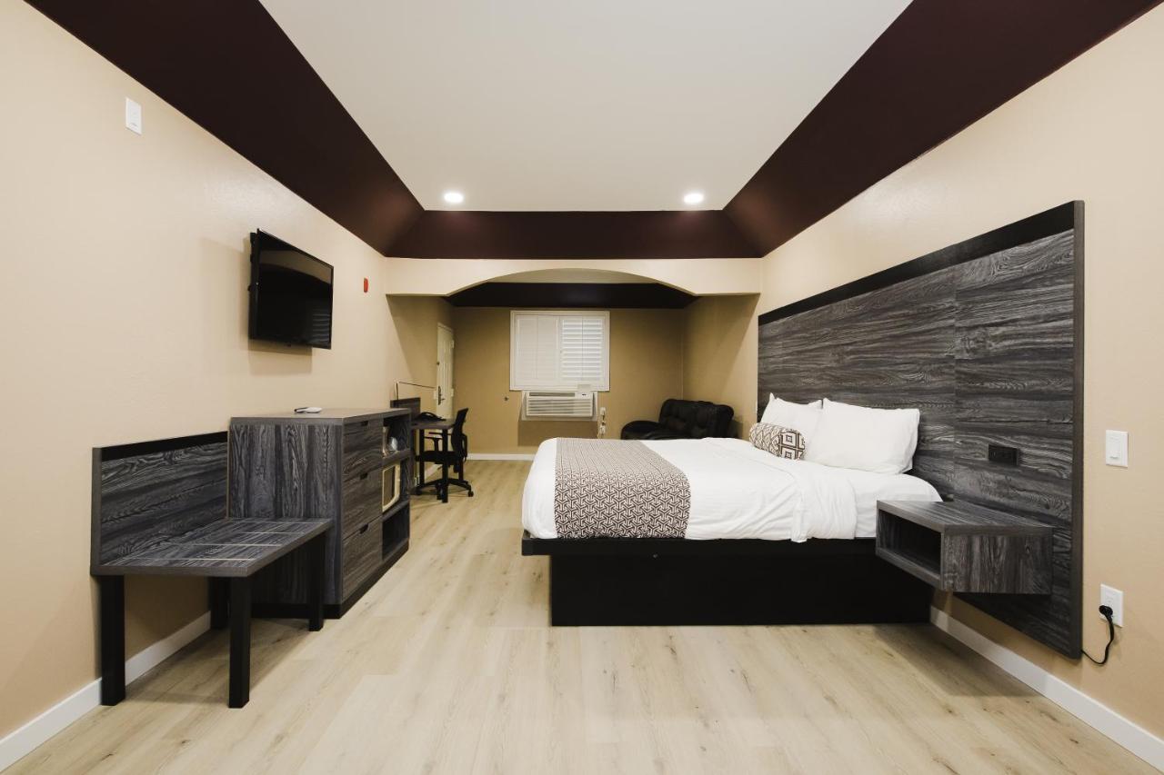 צ'אנלוויו Sapphire Inn & Suites מראה חיצוני תמונה