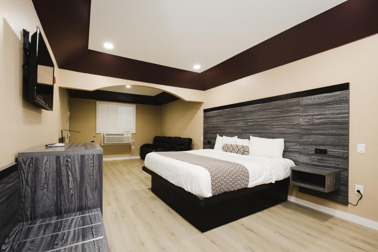 צ'אנלוויו Sapphire Inn & Suites מראה חיצוני תמונה