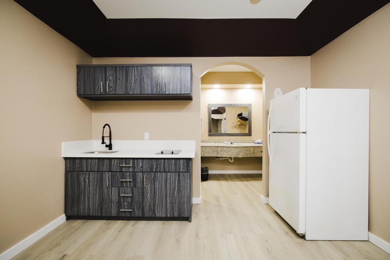 צ'אנלוויו Sapphire Inn & Suites מראה חיצוני תמונה