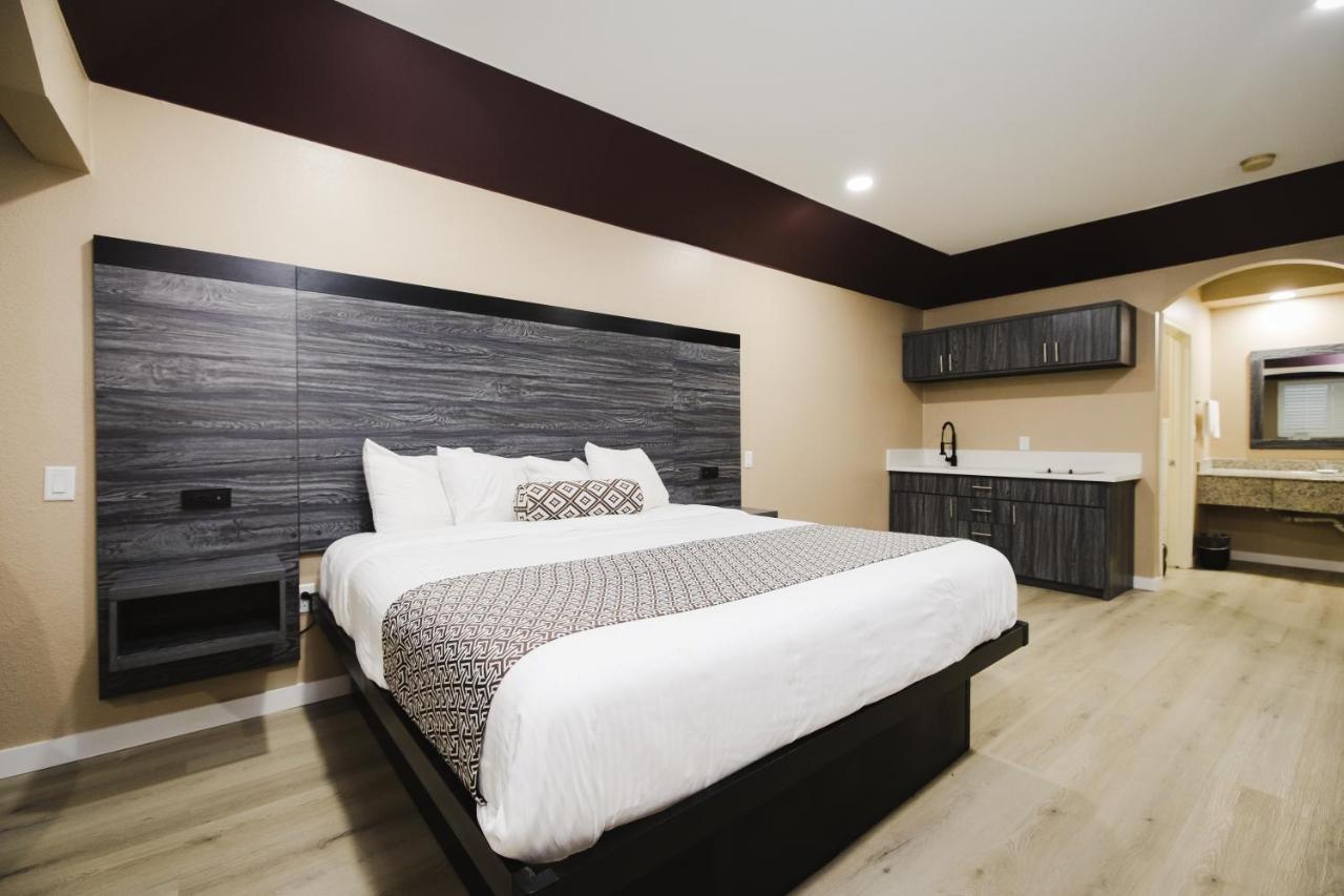 צ'אנלוויו Sapphire Inn & Suites מראה חיצוני תמונה