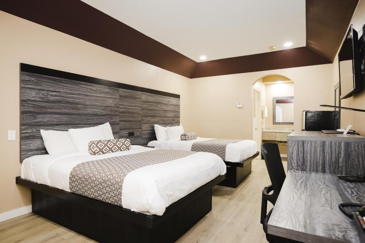 צ'אנלוויו Sapphire Inn & Suites מראה חיצוני תמונה