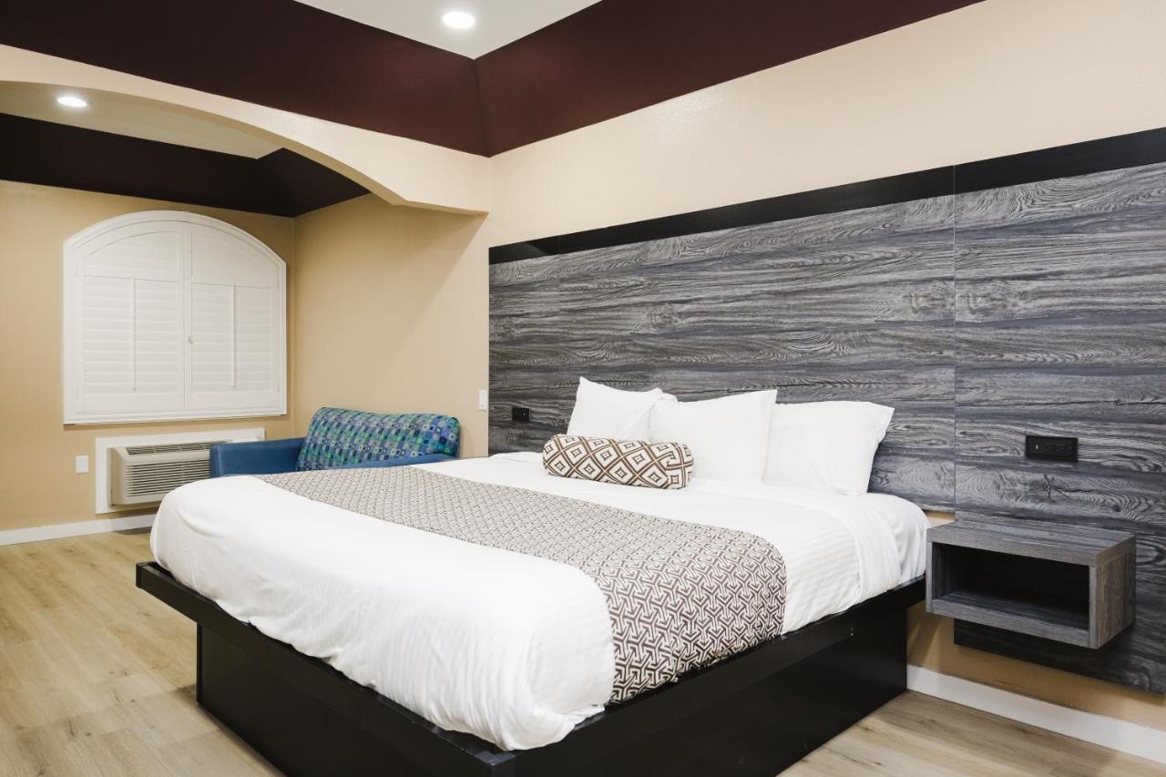 צ'אנלוויו Sapphire Inn & Suites מראה חיצוני תמונה
