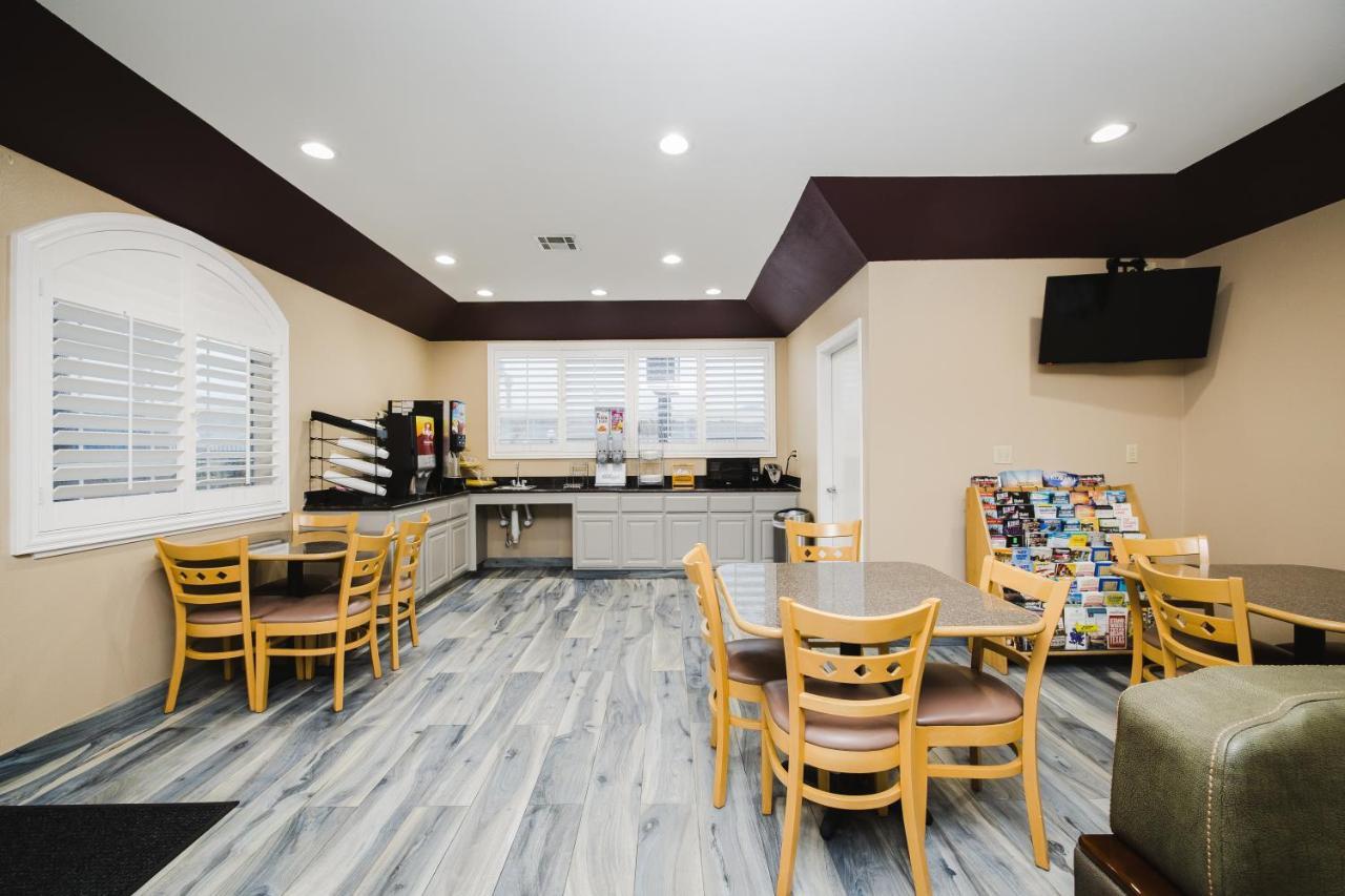 צ'אנלוויו Sapphire Inn & Suites מראה חיצוני תמונה