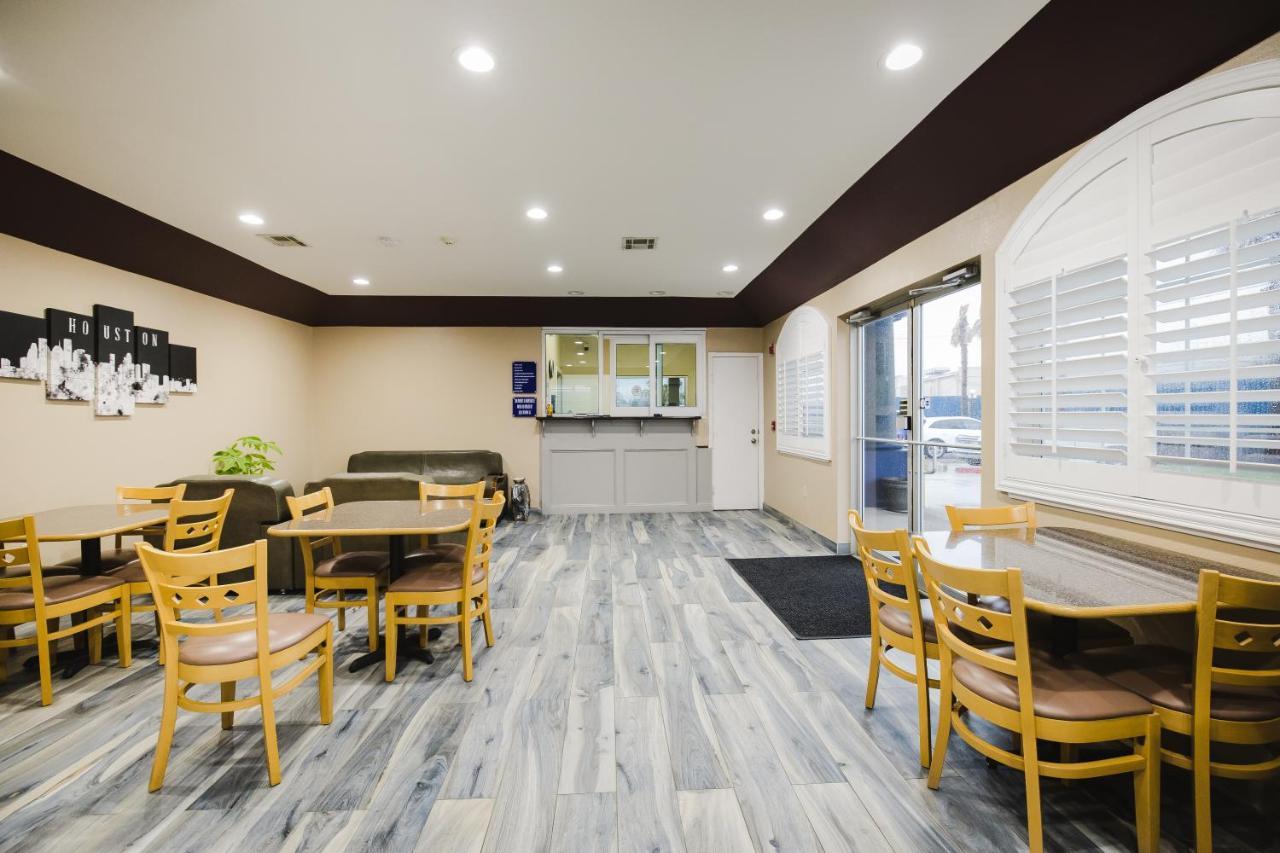 צ'אנלוויו Sapphire Inn & Suites מראה חיצוני תמונה